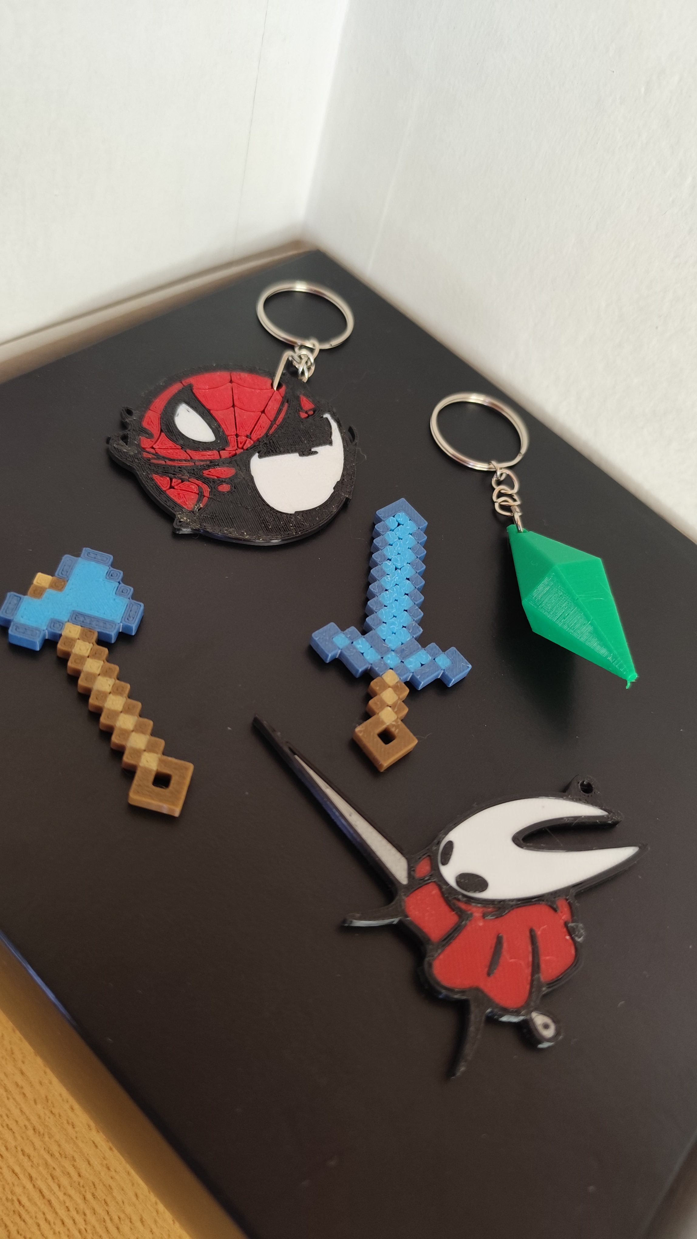 imagen de impresiones en 3D de llaveros varios